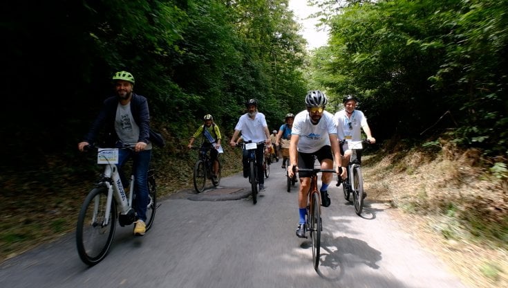 Con la Cicloappennina chi pedala pianta alberi