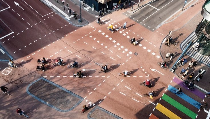 Bambini a piedi o in bici: la mobilitazione cittadina per le strade scolastiche