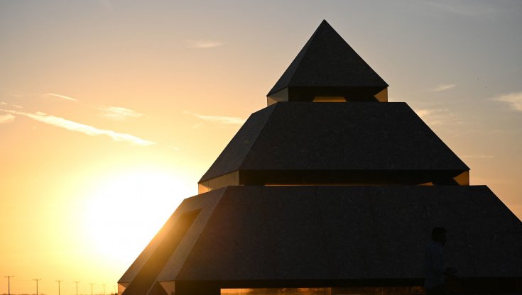 Californa. Una piramide alla Stargate, la porta del “centro del mondo”. Nel deserto di Sonora il museo ai confini della realtà