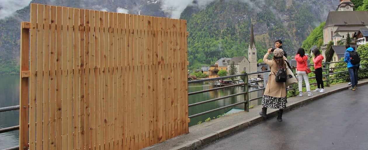 Austria, troppi turisti a Hallstatt, il borgo che ha ispirato Frozen:  barriere anti-selfie sul belvedere re di Instagram