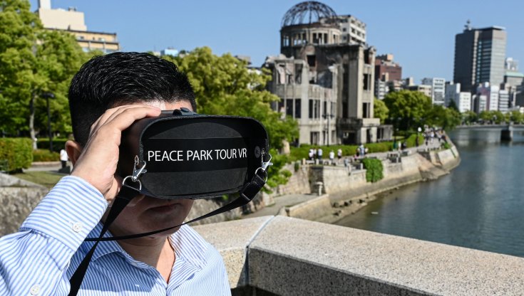 Hiroshima, il tour virtuale nel Parco della Pace: il visore Vr mostra l’esplosione e le conseguenze