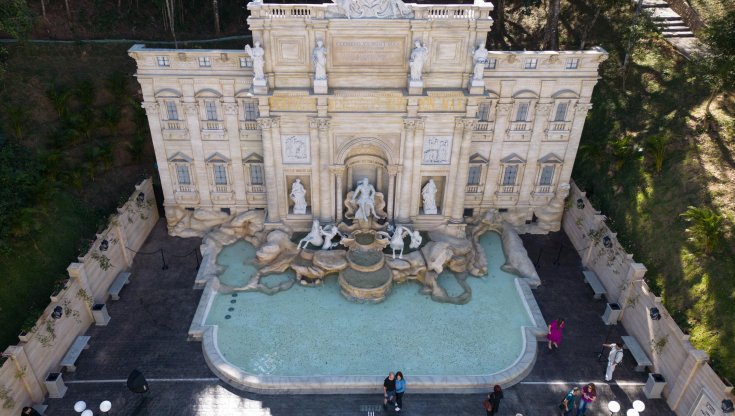 Brasile ha clonato la Fontana di Trevi. “Omaggio all’Italia”. Piovono critiche: “Fanno cassa con le monetine”