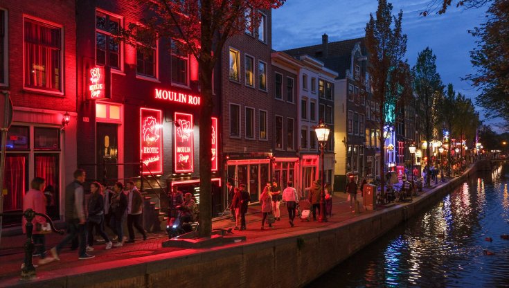 Amsterdam, stop alla marijuana nel quartiere a luci rosse. Multa da 100 euro