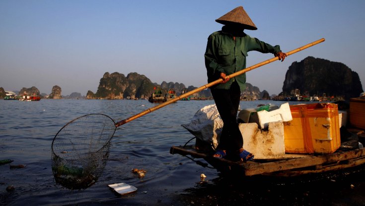 Vietnam, Ha Long Bay nella morsa della plastica. “Così il paradiso svanisce”