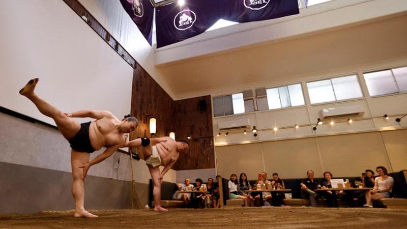 Tokyo, a cena con sumo. L’ultima trovata del Giappone, che non ha mai visto tanti turisti stranieri