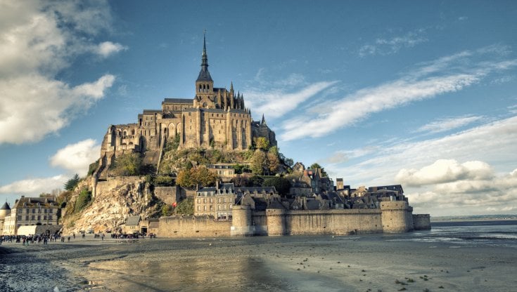 L’abbazia del Mont-Saint-Michel compie 1000 anni. Tra storia e leggenda, un’icona che avevamo quasi perso