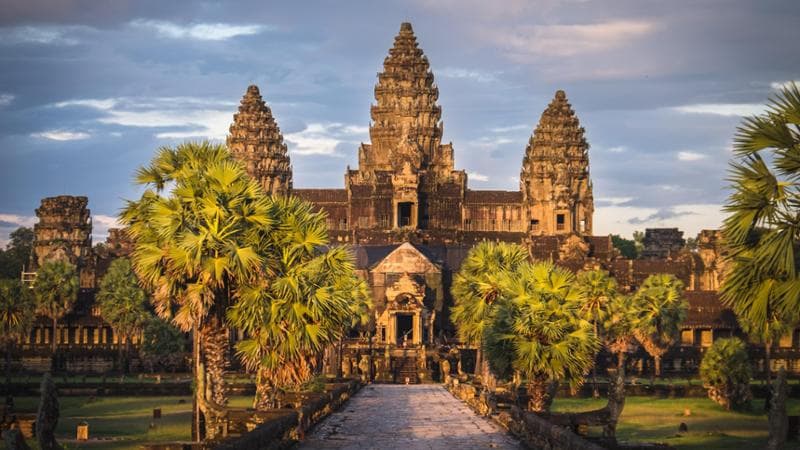 Cambogia, il nuovo aeroporto monstre di Angkor Wat. Sette milioni di passeggeri l’anno pronti ad assalire il gioiello khmer