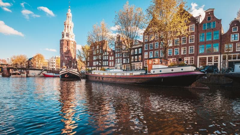 Amsterdam aumenta ancora la tassa per turisti più alta d’Europa: 22 euro medi per notte in albergo, 11 ai croceristi