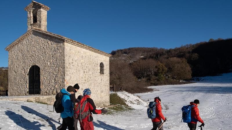 Laghetti e chiese, calanchi e alberi secolari: cento gioielli italiani che chi non cammina non vedrà mai