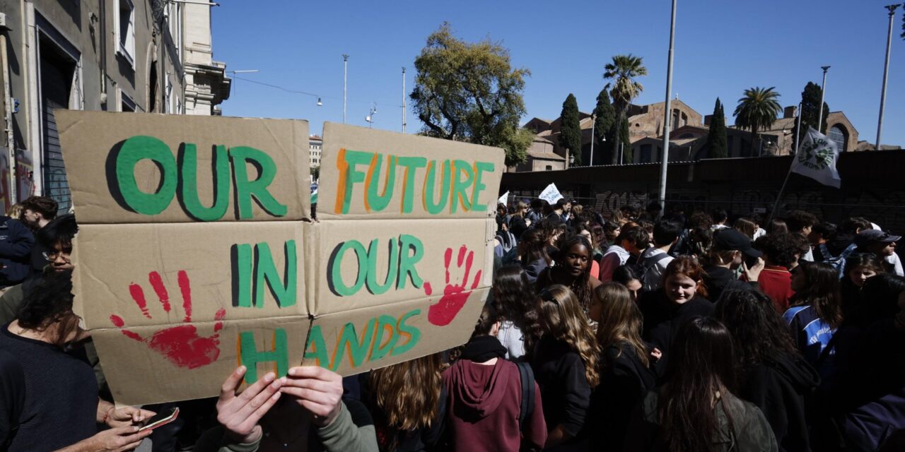 Sciopero globale del clima, i Fridays for Future nelle piazze di tutta Italia: “Riprendiamoci il futuro”