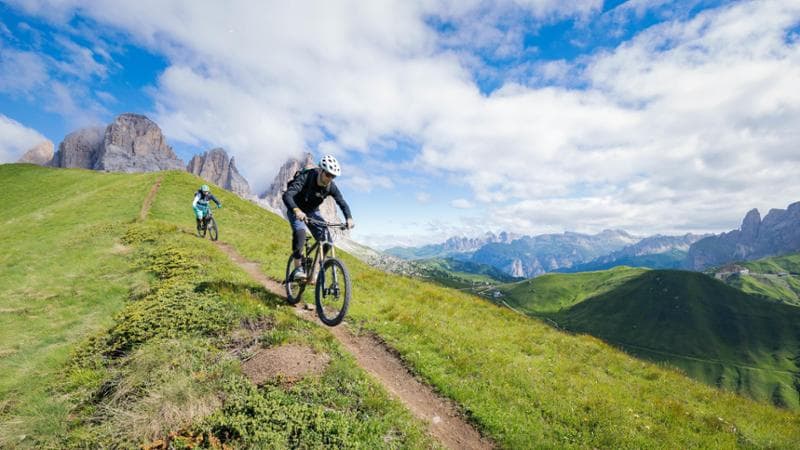 Identikit del cicloturista italiano. Invoca treni slow e a misura di bici. E sceglie il b&b