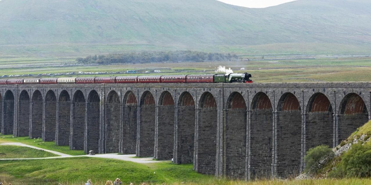 Inghilterra, il treno a vapore più famoso torna per i suoi 100 anni. Tra Scozia e Lake District, itinerari slow e foliage