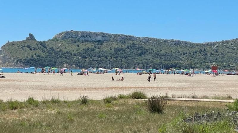 Cagliari, depredata spiaggia Poetto, stavolta sono crocieristi. Fermati con 1 kg di conchiglie e ciottoli