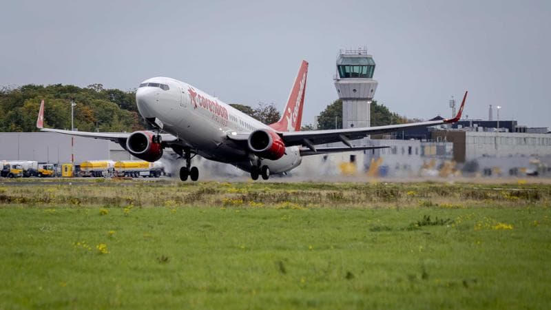 Compagnia aerea vara economy class senza bambini. Il silenzio, ovvio, si paga extra