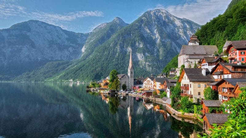 Austria. Hallstatt, la protesta degli 850 abitanti del borgo di Frozen, assediati da 1,5 milioni di turisti. Bloccato il tunnel: “Numero chiuso”