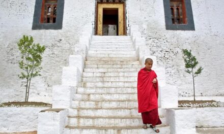 Il Bhutan, l’Himalaya cara alla Hollywood buddista, è un po’ meno da ricchi: “solo” 100 euro al giorno per entrare
