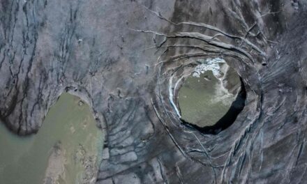 Svizzera. L’agonia del ghiacciaio del Rodano, all’interno c’è un laghetto. Il fotografo: “Mai visto prima”. Lo scienziato: “Destino segnato”
