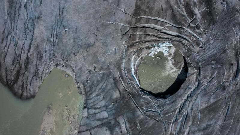 Svizzera. L’agonia del ghiacciaio del Rodano, all’interno c’è un laghetto. Il fotografo: “Mai visto prima”. Lo scienziato: “Destino segnato”