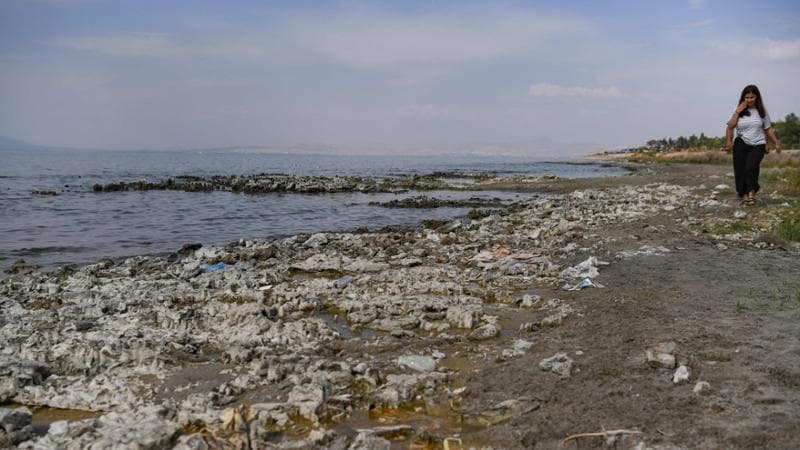 L’agonia del lago di Van, il più grande della Turchia, che sta morendo. “Con l’acqua evapora la nostra storia”