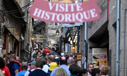Mont-Saint-Michel contro il turismo mordi-e-fuggi. “Qui solo per aperitivo e pranzo”. Sconti a mattina e sera