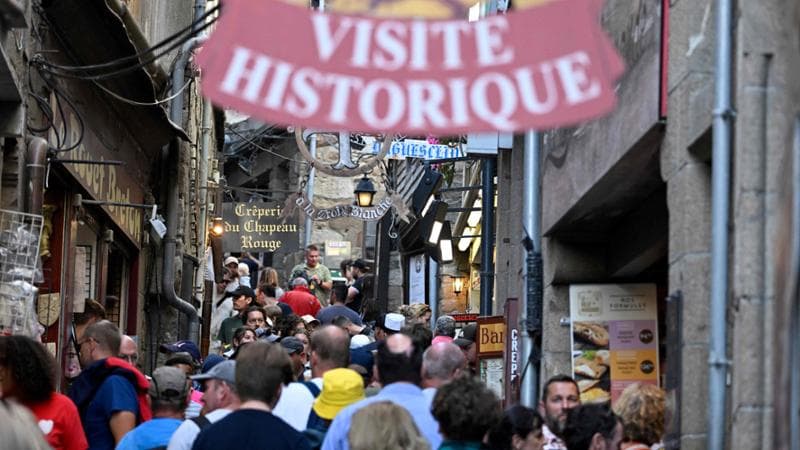 Mont-Saint-Michel contro il turismo mordi-e-fuggi. “Qui solo per aperitivo e pranzo”. Sconti a mattina e sera