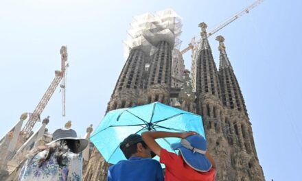 Barcellona. Sagrada Familia, messa nella cripta e turisti in coda: la difficile convivenza tra overtourism e fedeli nelle chiese monumentali