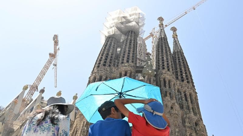 Barcellona. Sagrada Familia, messa nella cripta e turisti in coda: la difficile convivenza tra overtourism e fedeli nelle chiese monumentali