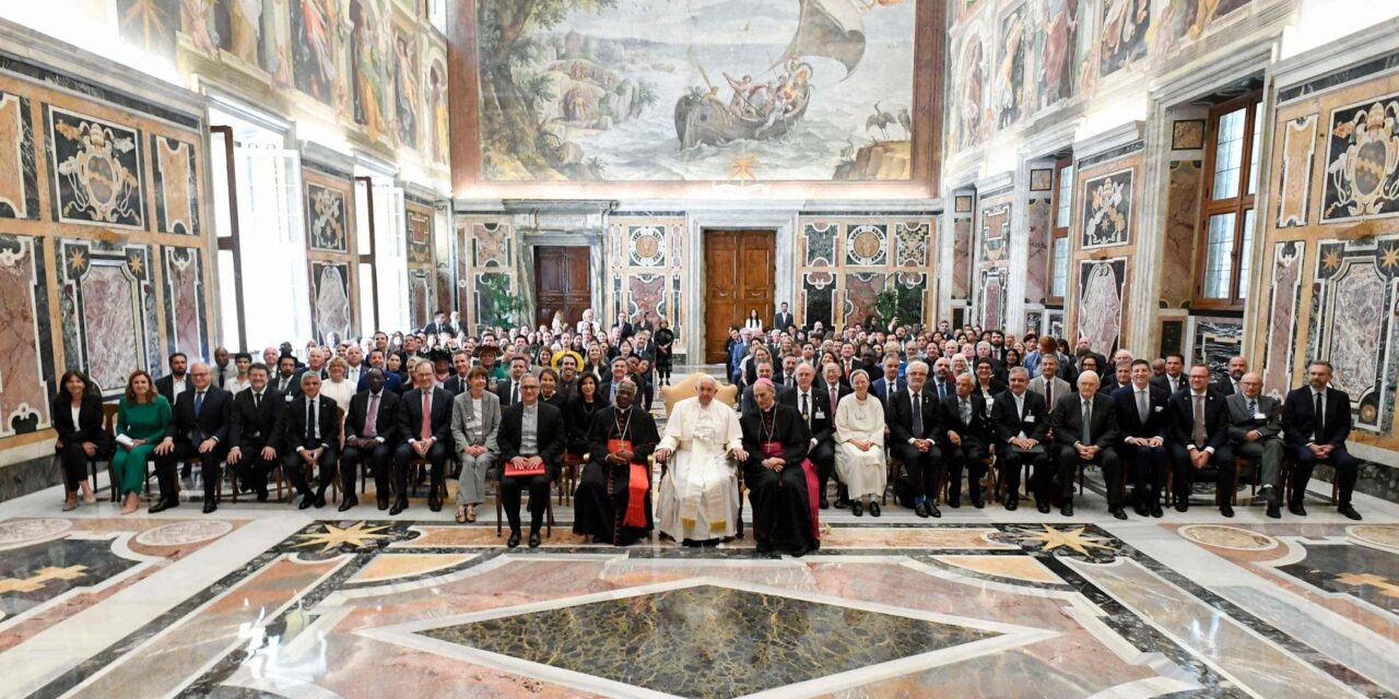 I sindaci di tutto il mondo e il Papa uniti sul clima: “Così sfidiamo le lobby del carbone”