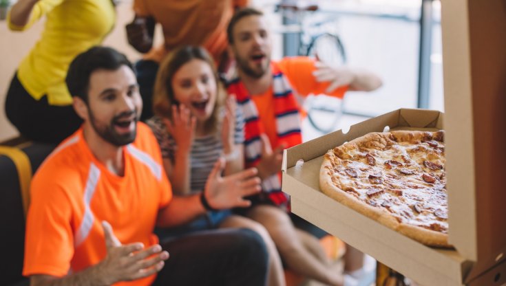 Europei di calcio e pizza per tutti: ecco come si riciclano i cartoni per il take away