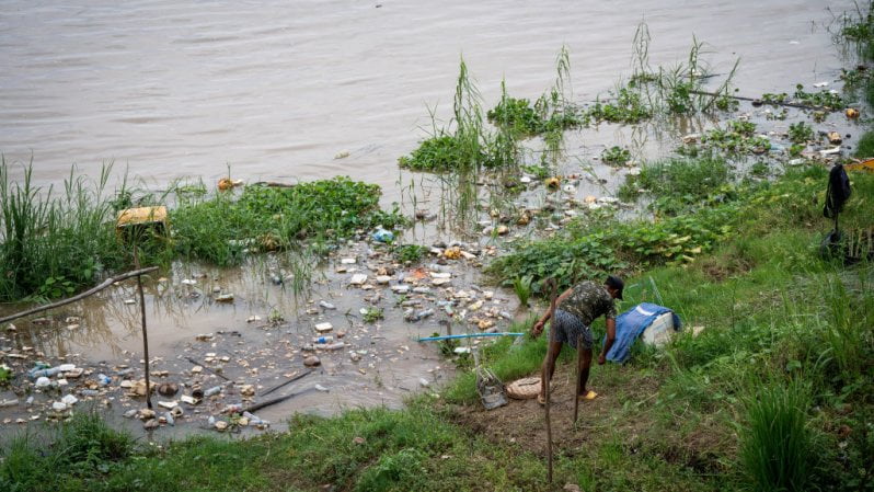 Plastisfera, la nuova minaccia per fiumi e laghi provocata dall’inquinamento delle plastiche