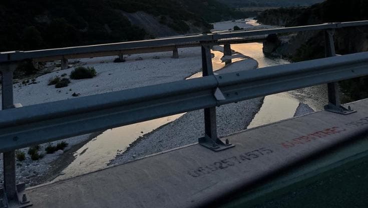 “Ci rubano l’acqua per il turismo di massa”. A rischio uno degli ultimi fiumi selvaggi d’Europa