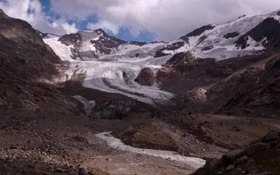 “Voglio vederlo prima che scompaia”: perché il turismo sui ghiacciai è un problema