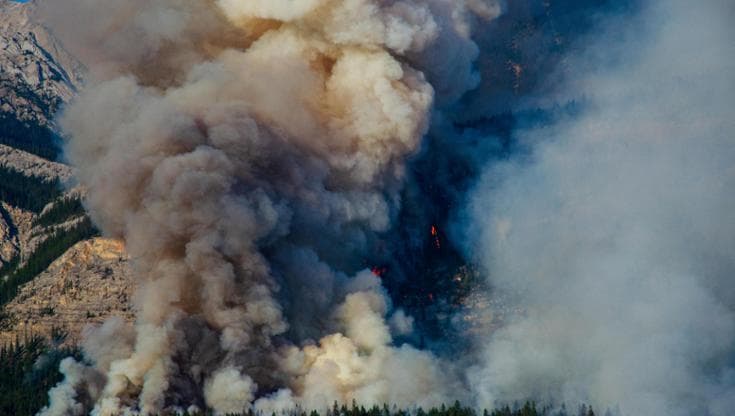 Gli incendi in Canada nel 2023 hanno emesso più CO2 in atmosfera della maggior parte dei Paesi più inquinanti