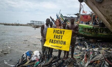 Fast fashion dei veleni, Greenpeace: “Il Ghana inquinato dagli abiti usati che arrivano dall’Europa”