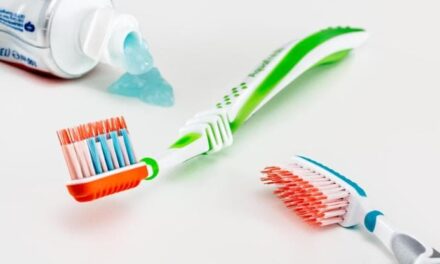 Come smaltire i tubetti di dentifricio (in attesa che diventino riciclabili)