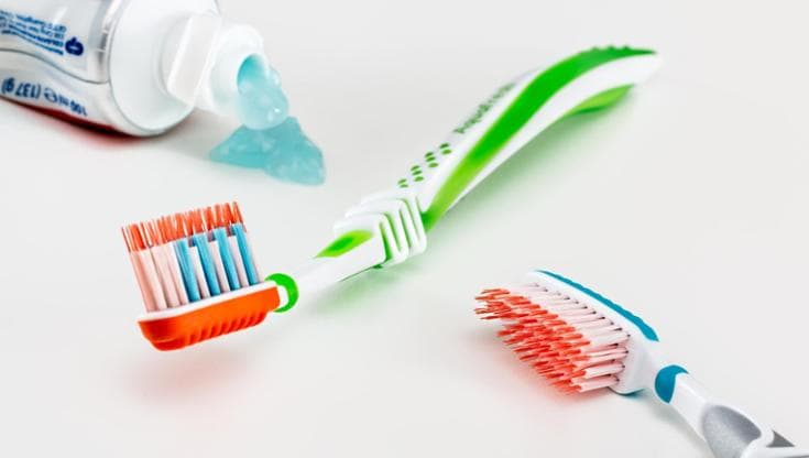 Come smaltire i tubetti di dentifricio (in attesa che diventino riciclabili)