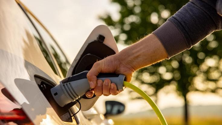 Come funzionano le batterie bidirezionali delle auto elettriche e perché potrebbero far risparmiare alimentando l’energia delle nostre case