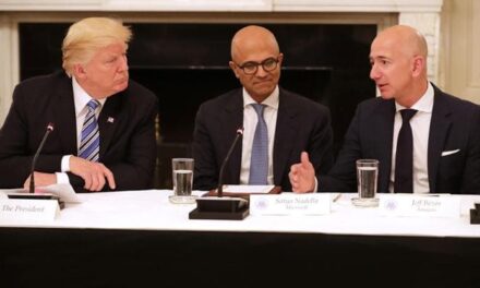 Il paradosso di Bezos, da grande “filantropo per il clima” ai complimenti al negazionista Trump