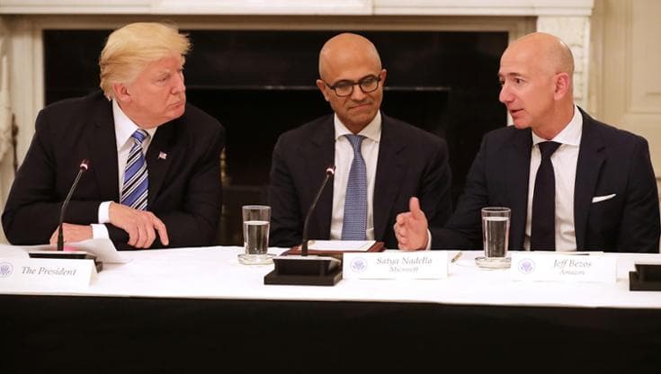 Il paradosso di Bezos, da grande “filantropo per il clima” ai complimenti al negazionista Trump