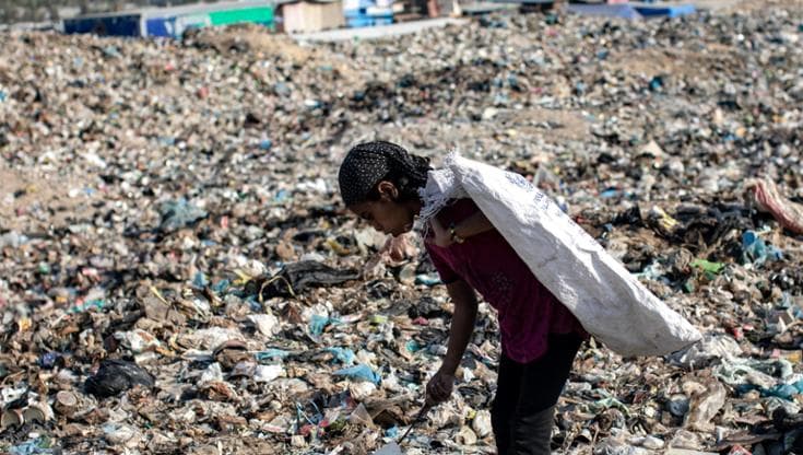 Entro il 2050 i rifiuti in plastica gestiti male raddoppieranno: 8 misure per evitarlo