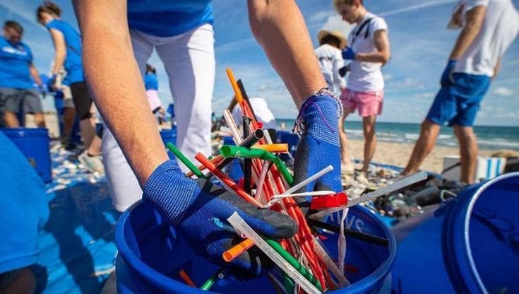 Dai rifiuti ai braccialetti, così 4Ocean ha ripulito mari e fiumi da 18 milioni di chili di plastica