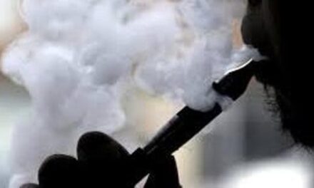 Sigarette elettroniche, il governo britannico mette al bando i vapes monouso