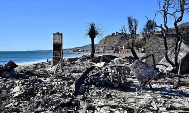 Dopo i fuochi il problema dell’acqua contaminata: i rischi che corre Los Angeles a causa dei roghi