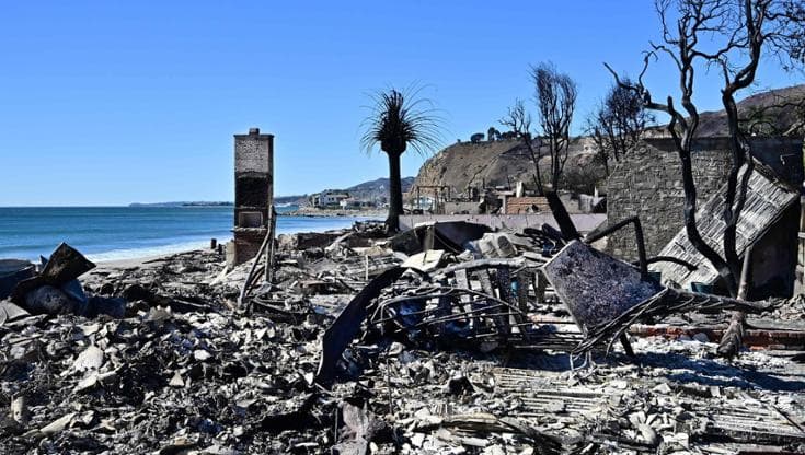 Dopo i fuochi il problema dell’acqua contaminata: i rischi che corre Los Angeles a causa dei roghi