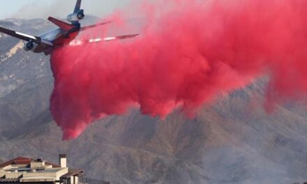 In California timori per l’inquinamento delle polveri rosa usate per ritardare gli incendi