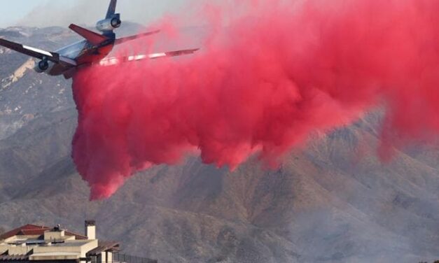 In California timori per l’inquinamento delle polveri rosa usate per ritardare gli incendi