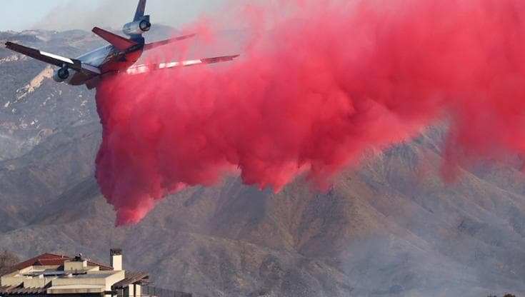 In California timori per l’inquinamento delle polveri rosa usate per ritardare gli incendi