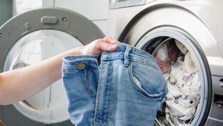 Dal lavaggio alla stiratura, come allungare la vita dei jeans